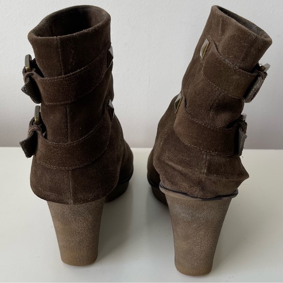 B Makowsky Brown Suede Wedge Boots with Buckles - Picture 4 of 12
